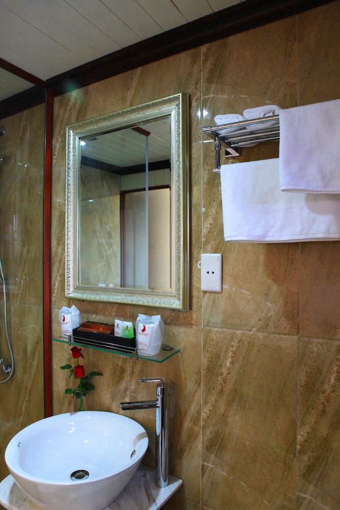 Halong Phoenix Cruiser Luxury Double or Twin Room 6