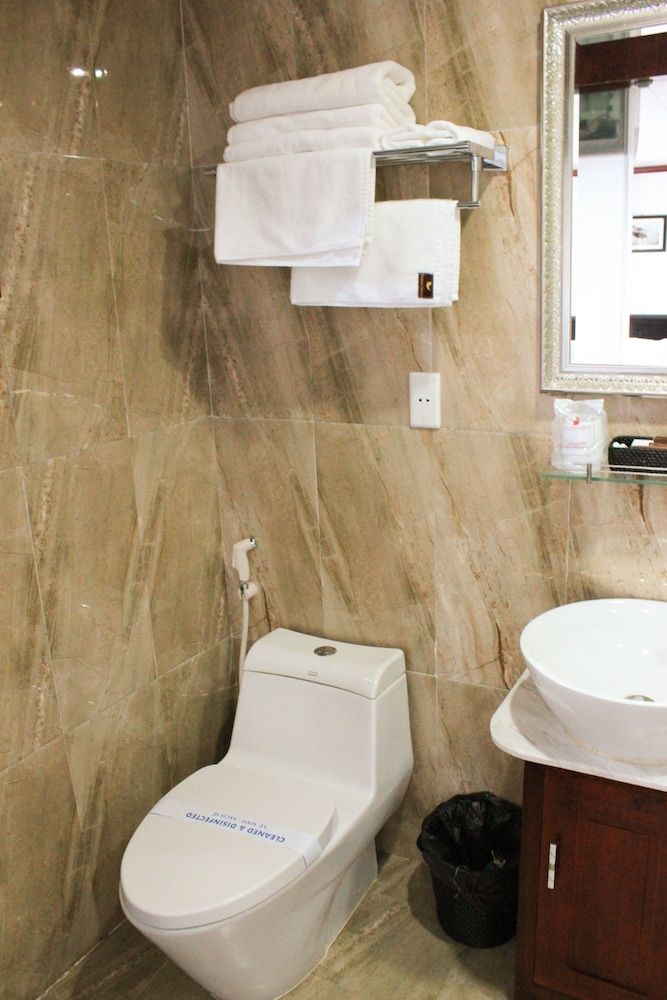 Halong Phoenix Cruiser Luxury Double or Twin Room 5