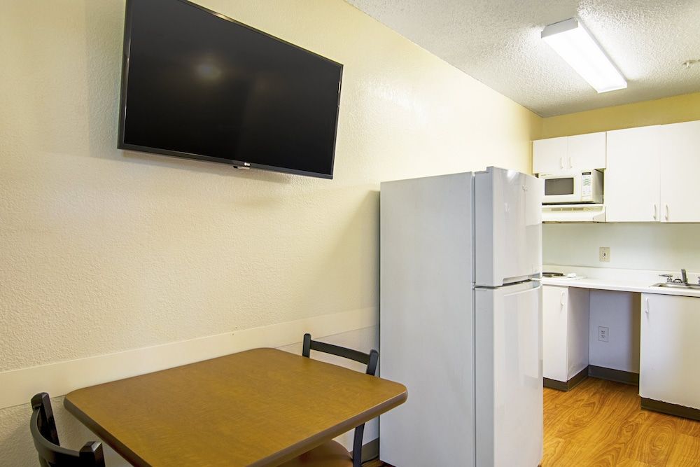 HomeTowne Studios by Red Roof Chicago - Waukegan Studio, 2 Queen Beds, Non Smoking 5