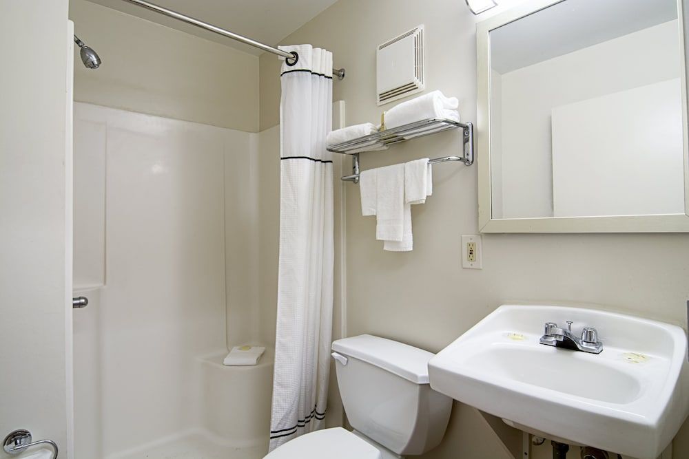 HomeTowne Studios by Red Roof Chicago - Waukegan Studio, 2 Queen Beds, Non Smoking 3