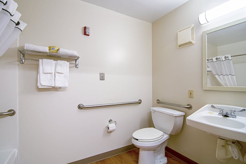 HomeTowne Studios by Red Roof Chicago - Waukegan Studio, 1 Queen Bed, Accessible, Non Smoking 4