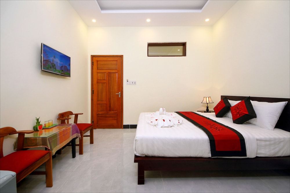 Fireworks Homestay Deluxe Double Room, No Windows 2