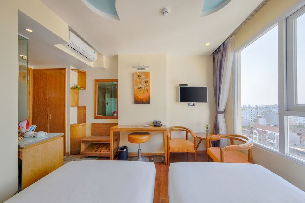 Sea Queen Hotel Superior Twin Room, City View 3