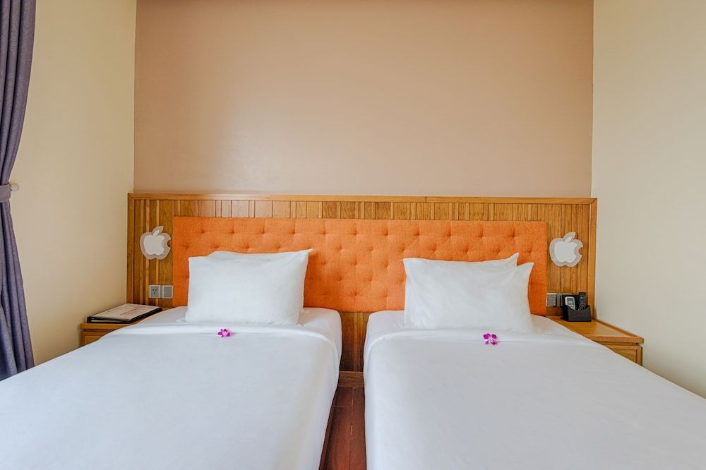 Sea Queen Hotel Superior Twin Room, City View 4