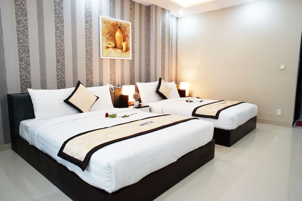 Hanoi Blue Hotel - The Water Front Deluxe Family Room, City view 8