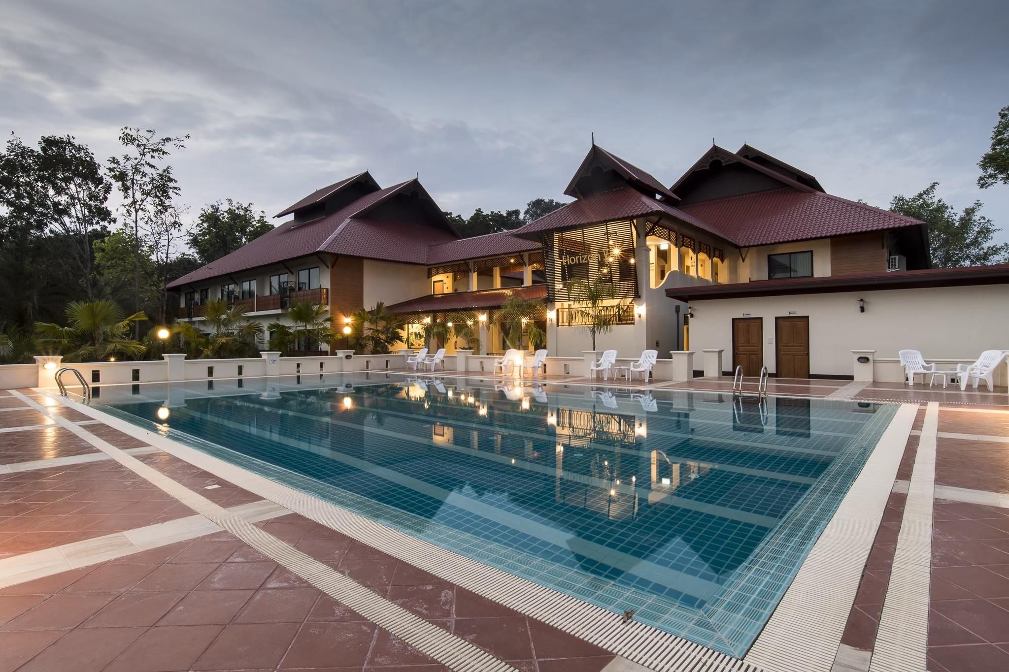 swimming pool [outdoor]