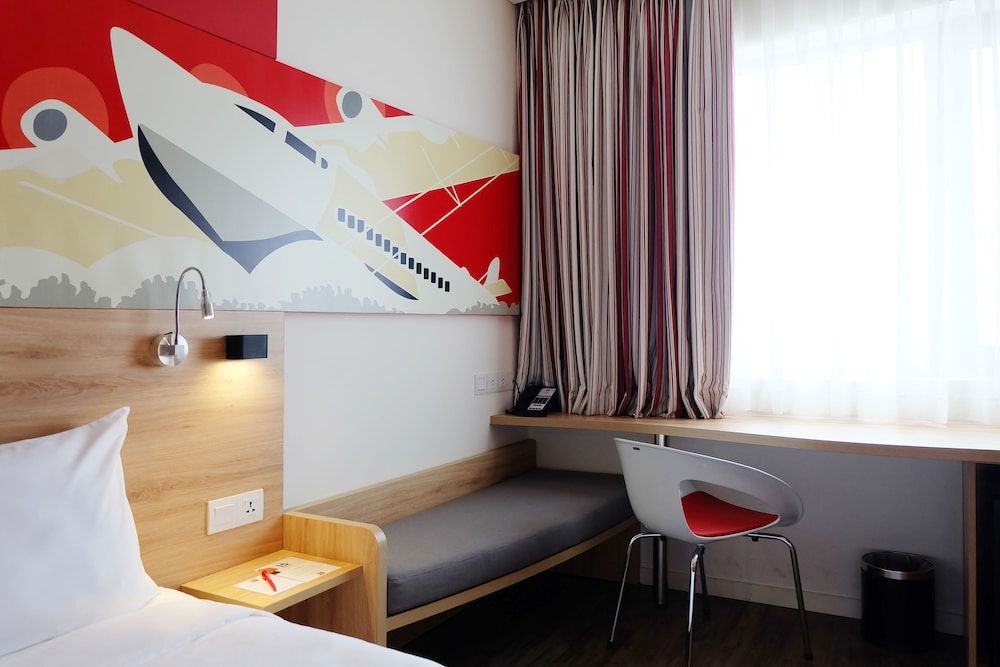 ibis Saigon Airport Standard Room, 1 Queen Bed 3