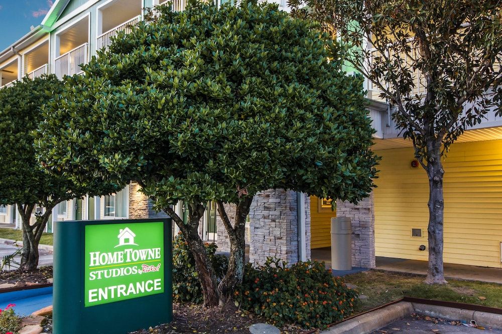 undefined HomeTowne Studios by Red Roof Houston - West Oaks/ Energy Corridor 5