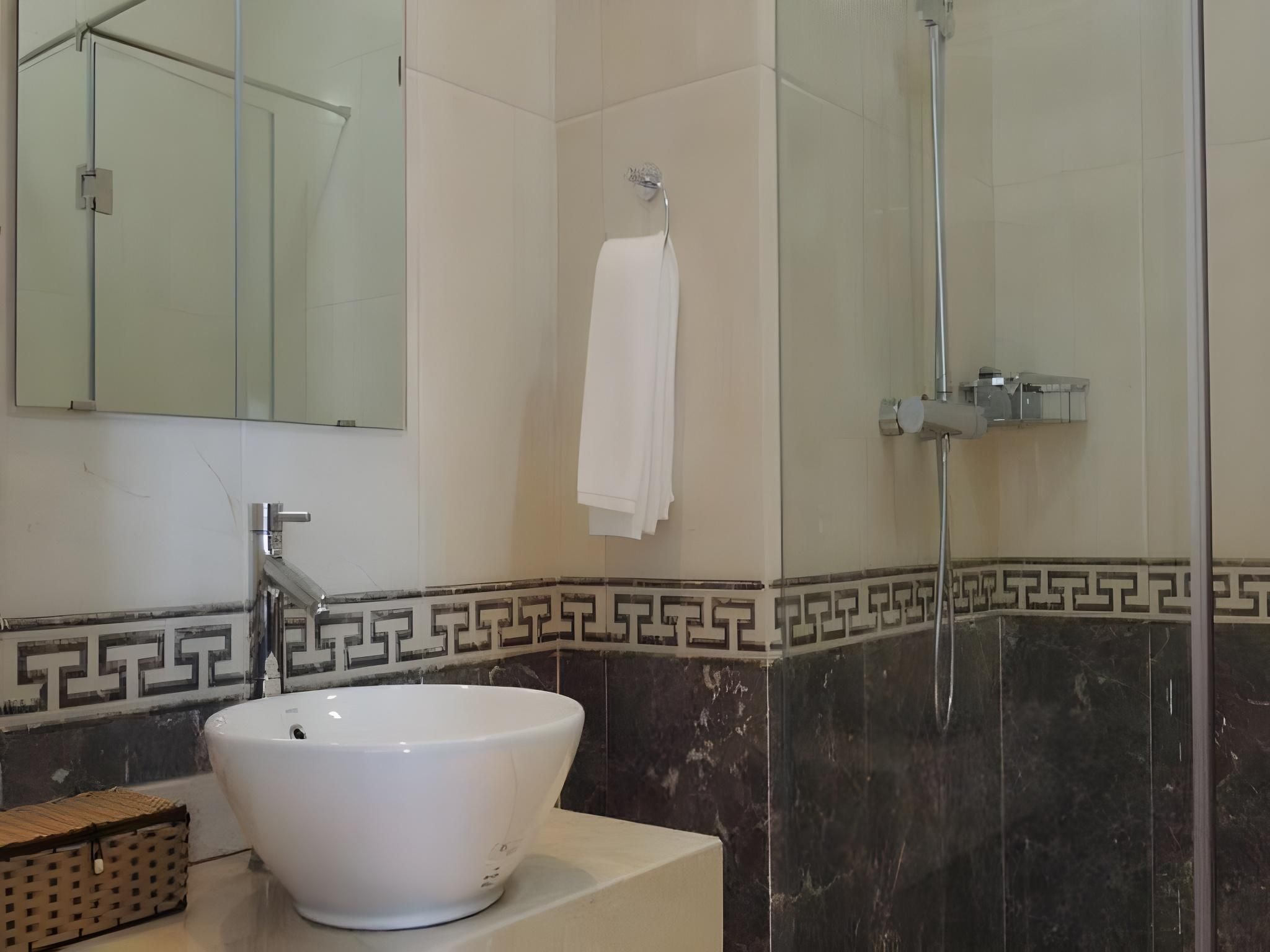 Bai Dinh Hotel Deluxe Twin 2