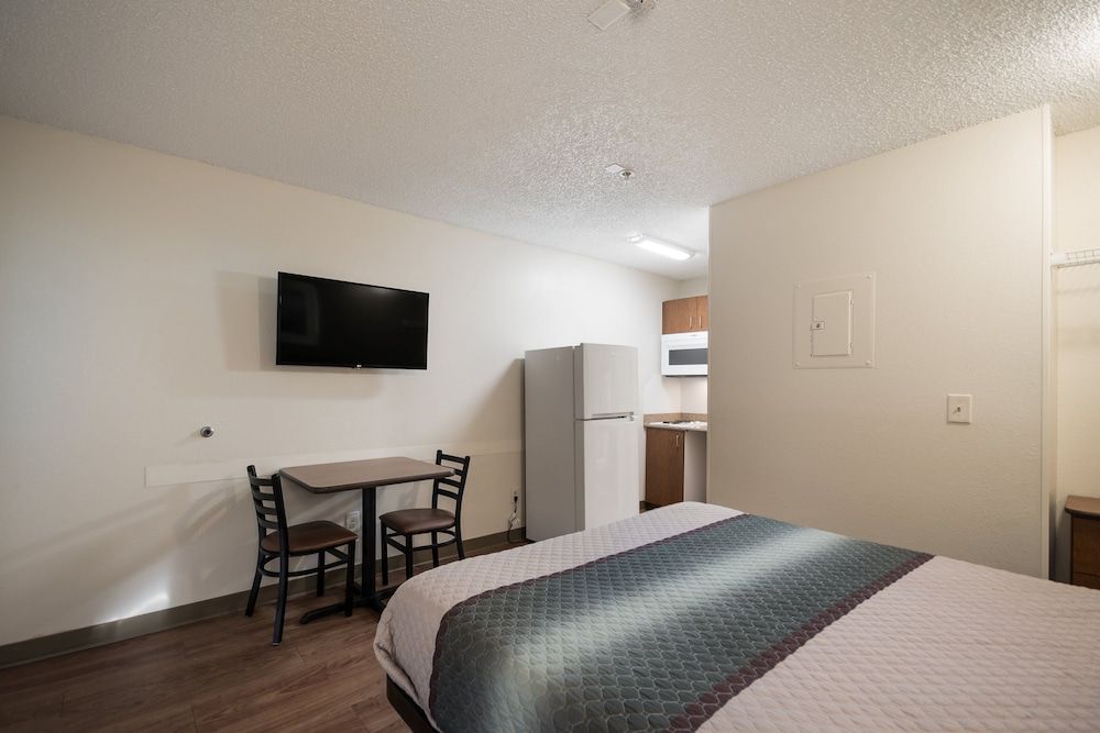 Studio, 1 Queen Bed, Non Smoking (Walk-In Shower)