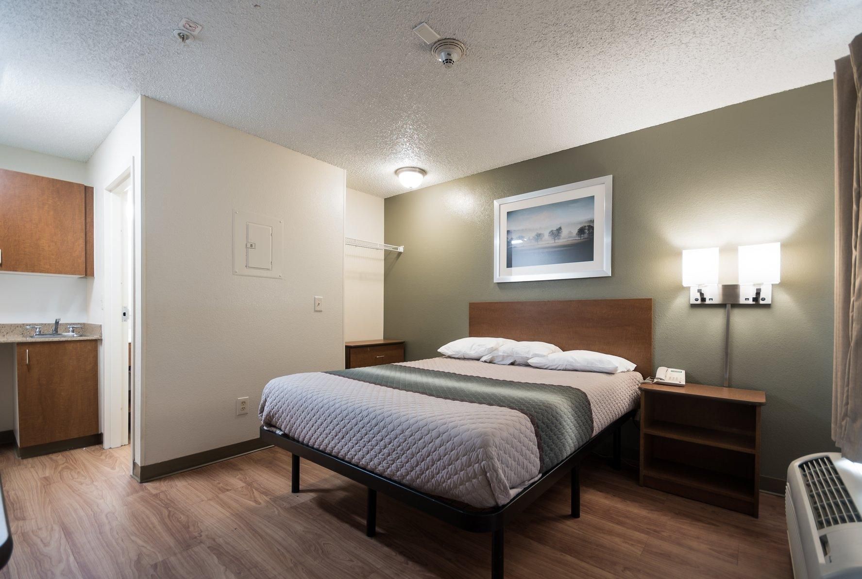 Studio 1 Queen Bed with Walk-In Shower Non-Smoking