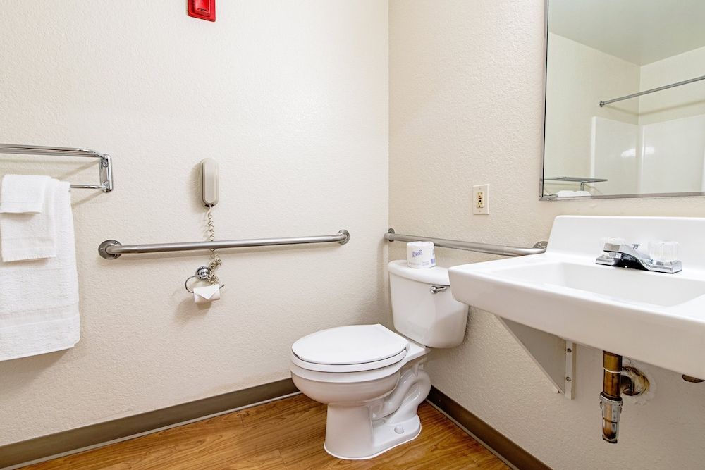 HomeTowne Studios Tacoma - Puyallup Standard Studio, 1 Queen Bed, Accessible, Non Smoking 4