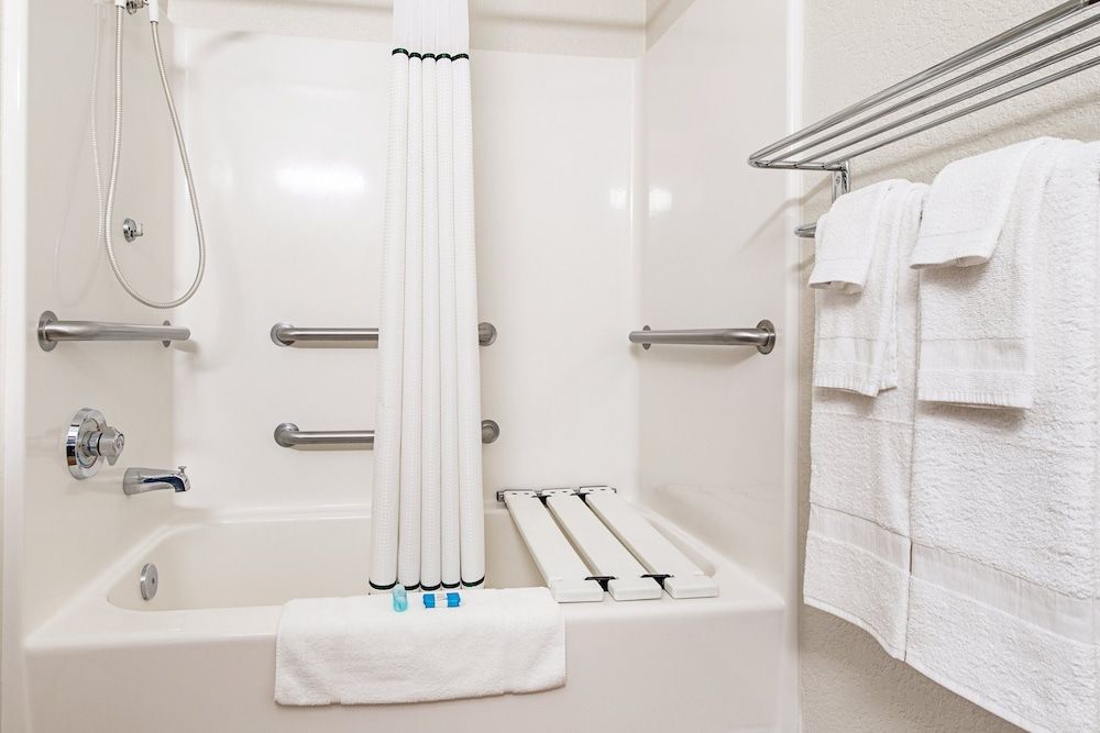 HomeTowne Studios Tacoma - Puyallup Standard Studio, 1 Queen Bed, Accessible, Non Smoking 3