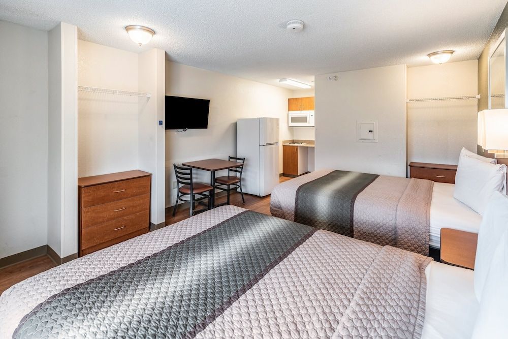 HomeTowne Studios by Red Roof Spokane - Valley Studio, 2 Queen Beds, Non Smoking 3