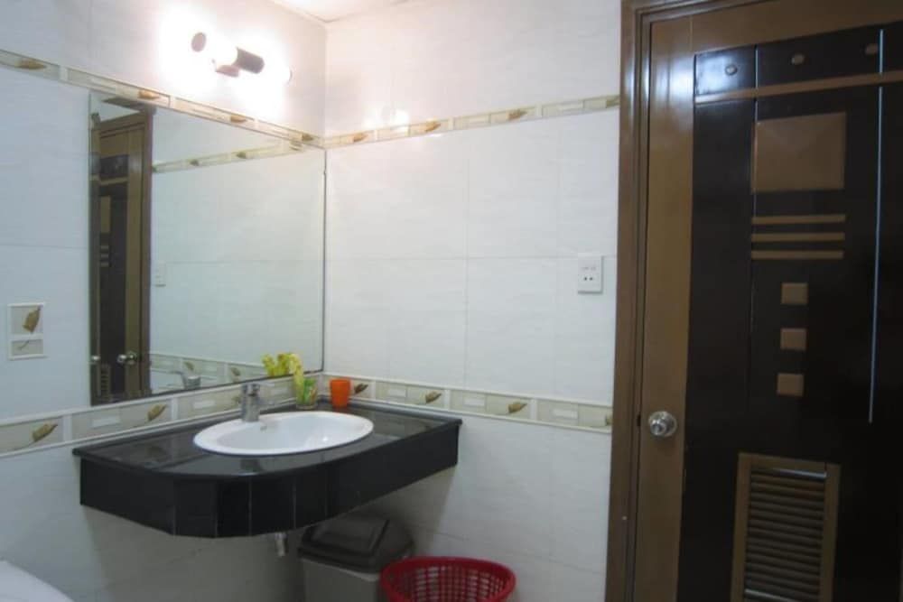 Quy Thanh Hotel Standard Double Room 5