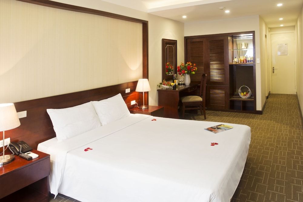 Thang Long Espana Hotel Deluxe Double or Twin Room, 1 Bedroom, City View 10