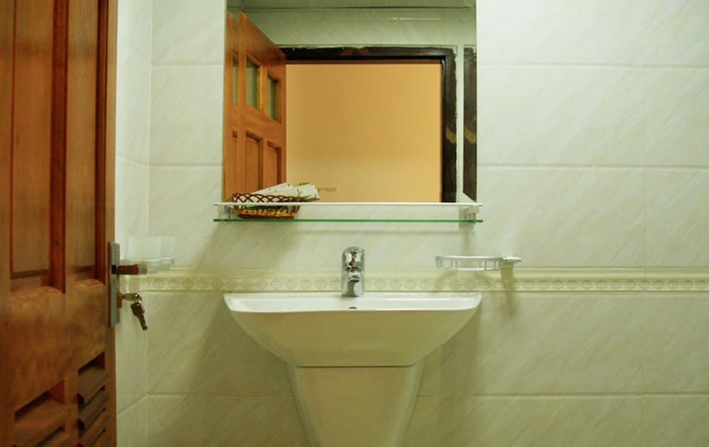 Jeanne Hotel Standard Double Room 6