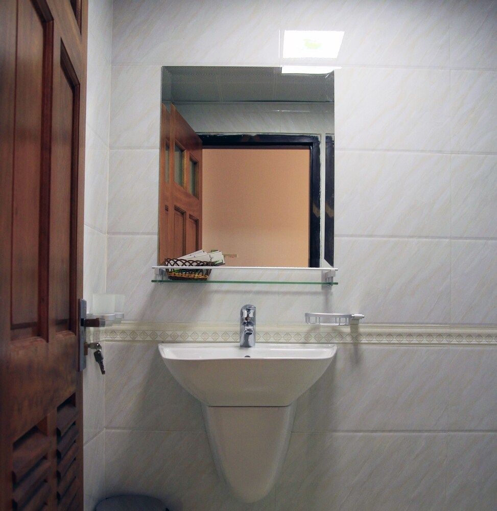 Jeanne Hotel Deluxe Twin Room 6