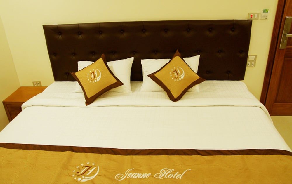 Jeanne Hotel Deluxe Triple Room 2