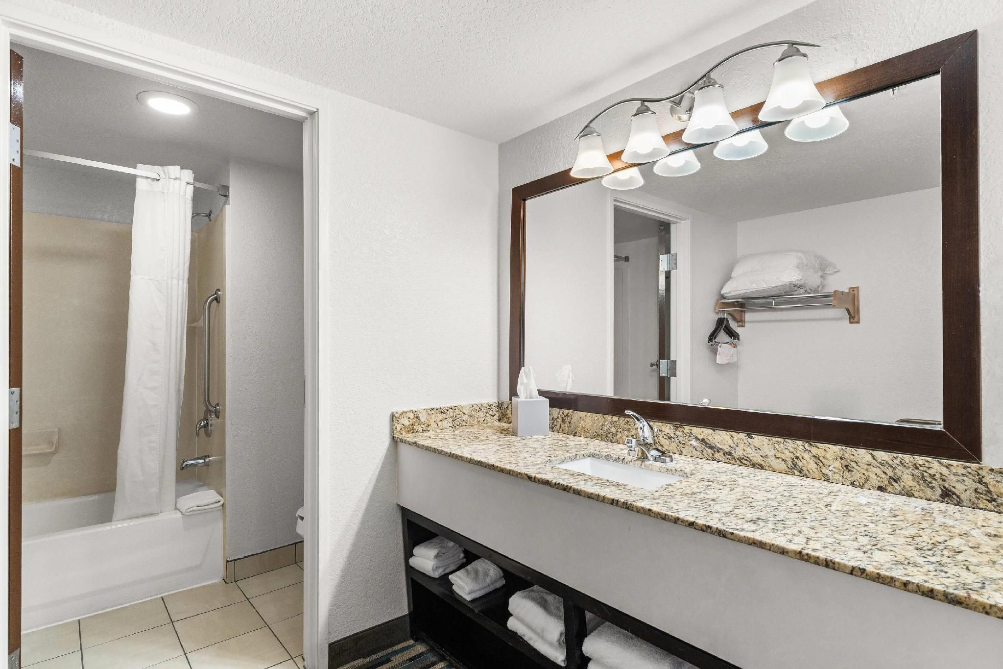 2 Queen Beds, Suite, Nonsmoking