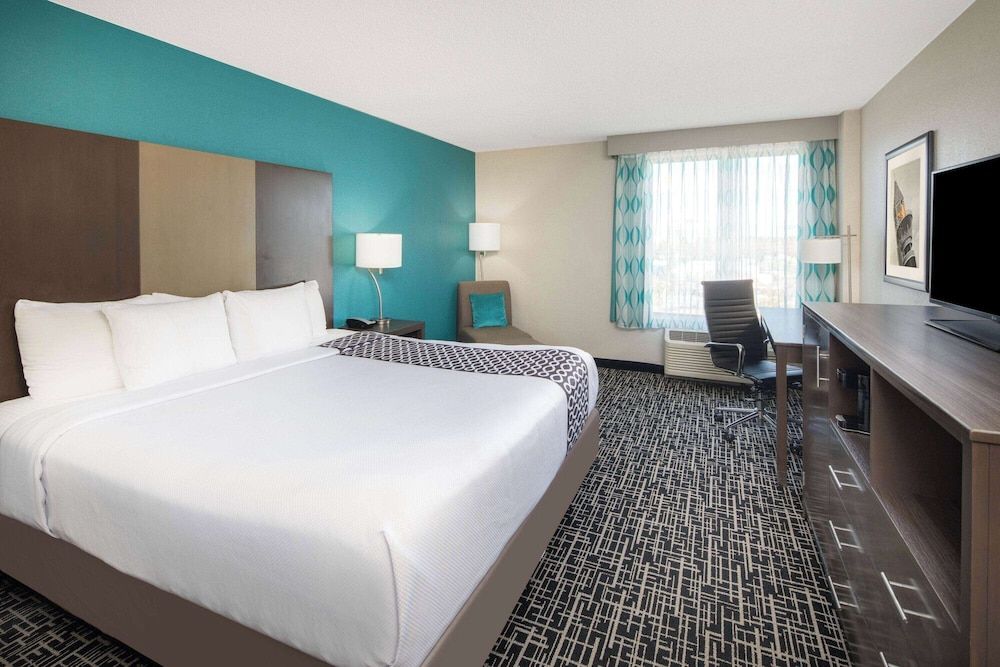 Deluxe Room, 1 King Bed, Accessible (Mobility Accessible, Airport View)