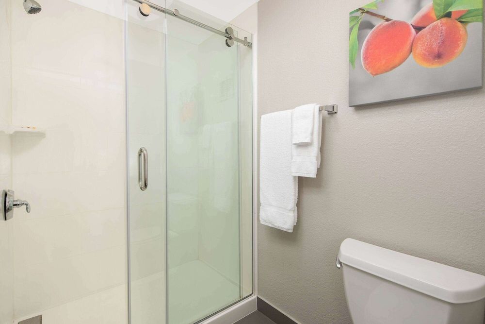 undefined La Quinta Inn & Suites by Wyndham Atlanta Airport North 8