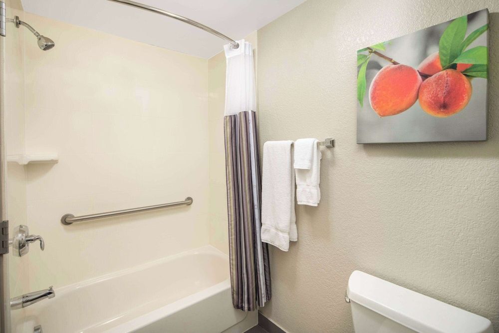 undefined La Quinta Inn & Suites by Wyndham Atlanta Airport North 7