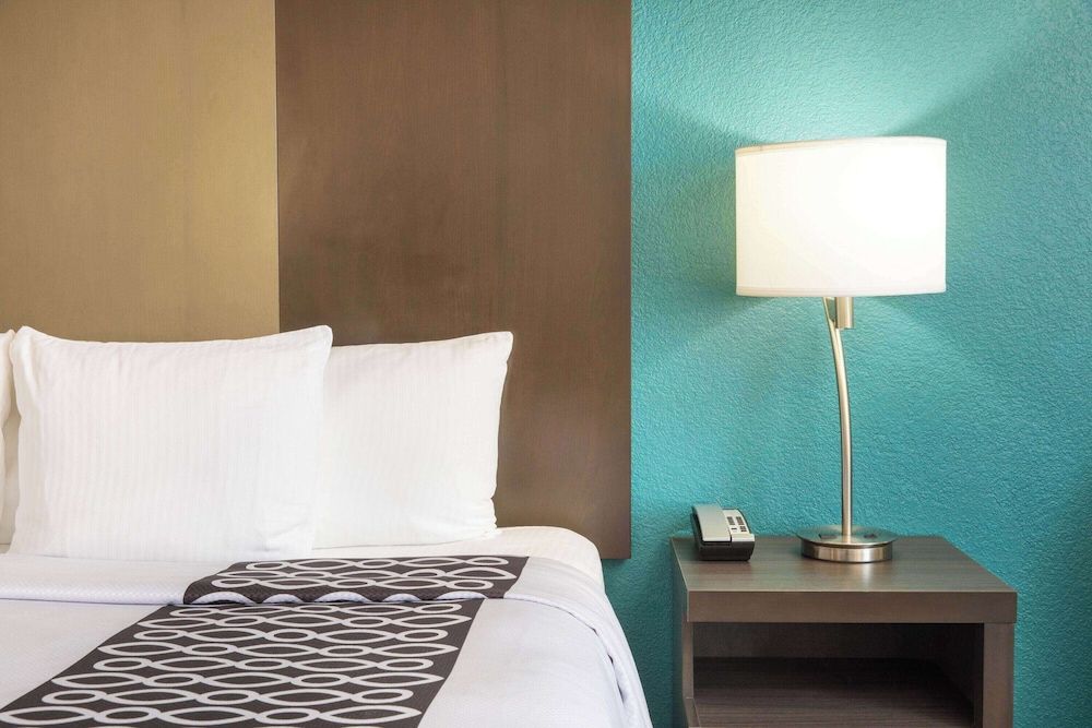 undefined La Quinta Inn & Suites by Wyndham Atlanta Airport North 6