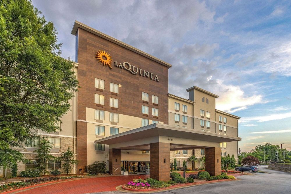 undefined La Quinta Inn & Suites by Wyndham Atlanta Airport North 5