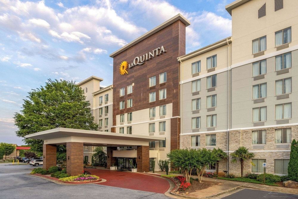 undefined La Quinta Inn & Suites by Wyndham Atlanta Airport North 4