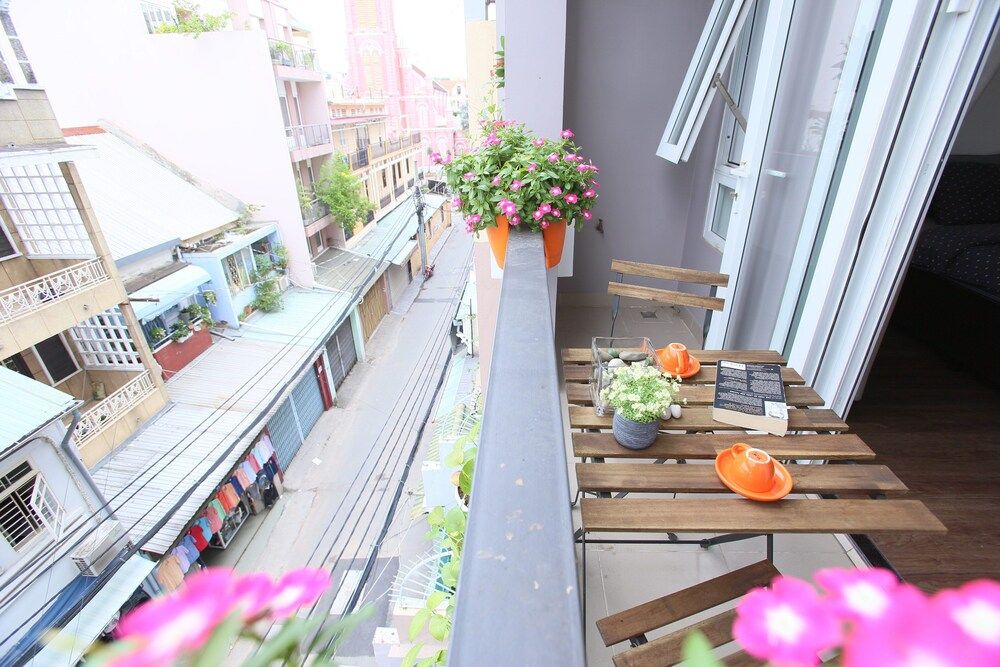 undefined The Nguyens Café DCT 10