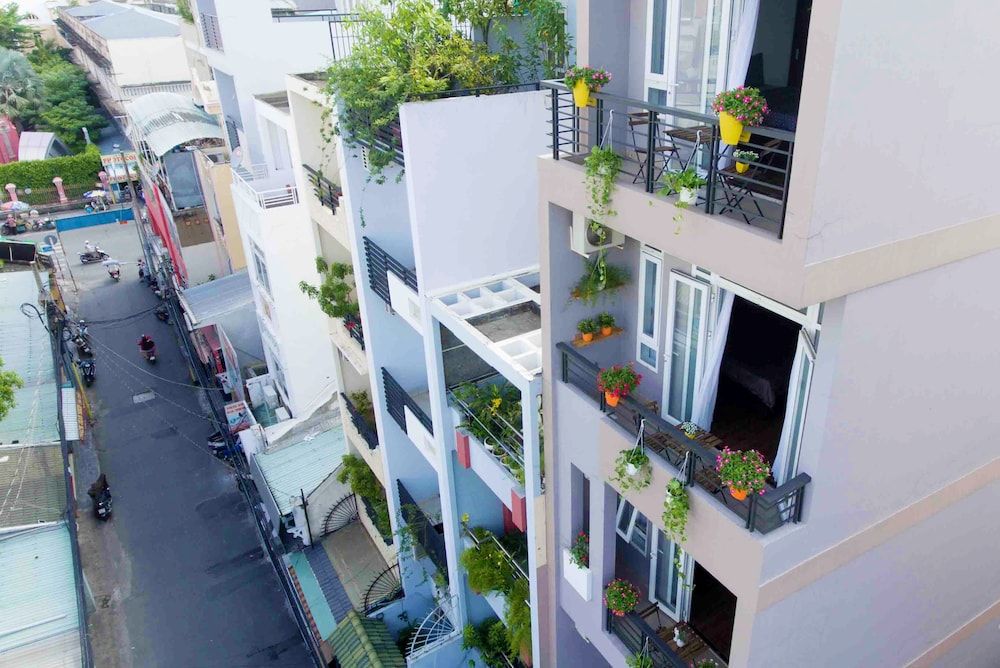 undefined The Nguyens Café DCT 3