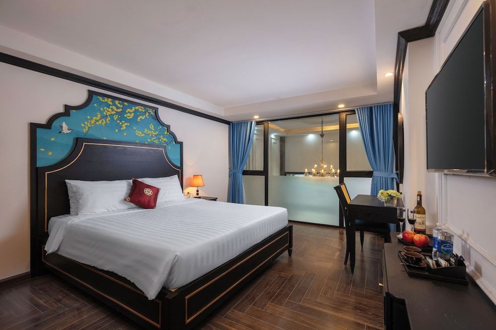 undefined Queen Light Hotel 3