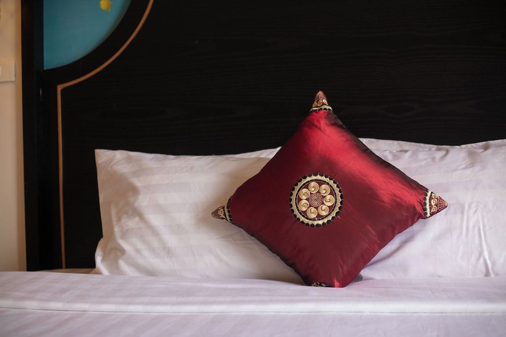 undefined Queen Light Hotel 6