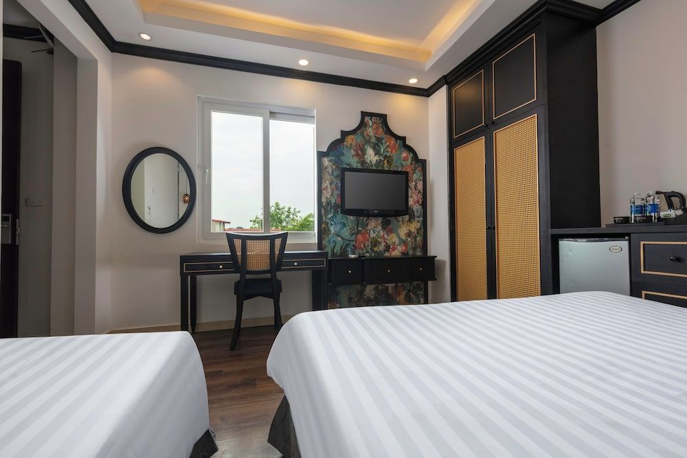 undefined Queen Light Hotel 5