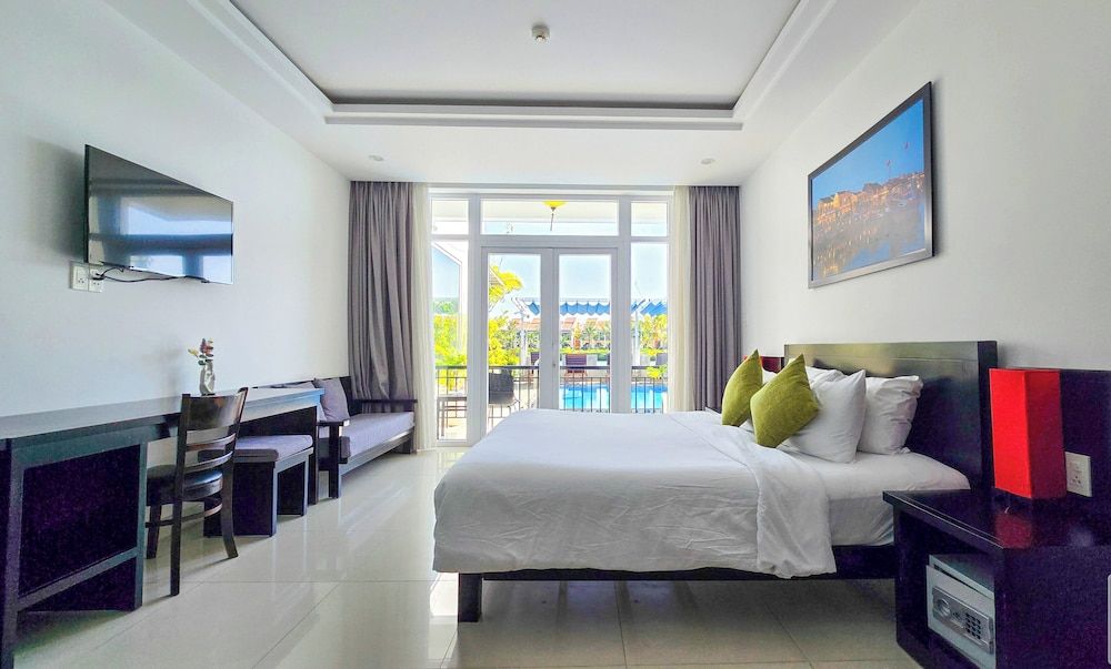 Deluxe Double Room, 1 King Bed, Balcony, Poolside