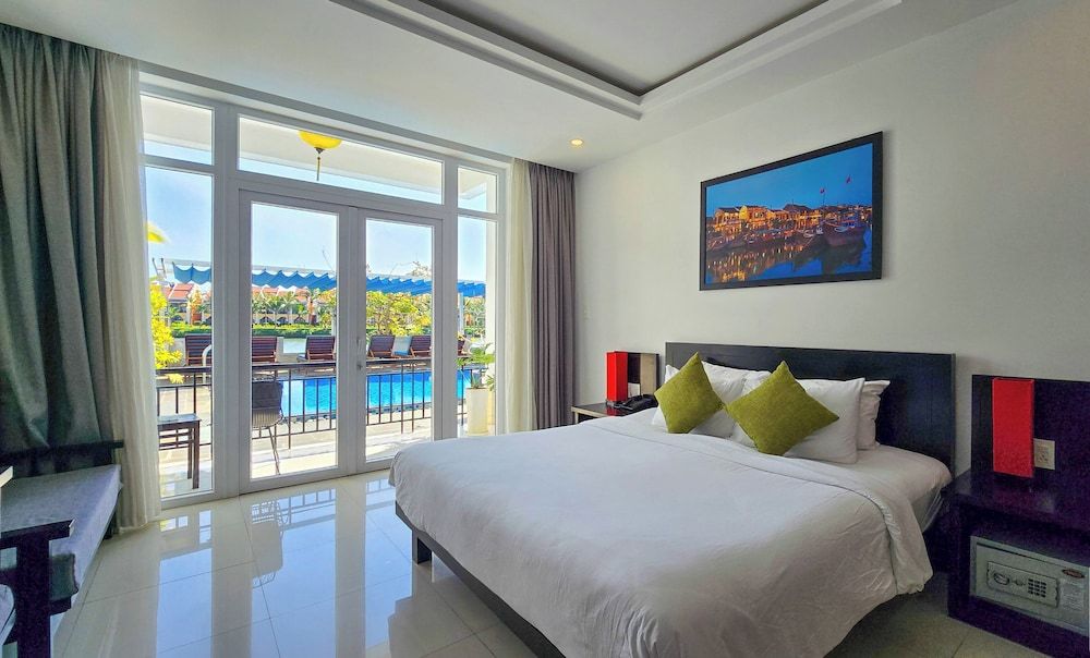 Deluxe Double Room, 1 King Bed, Balcony, Poolside