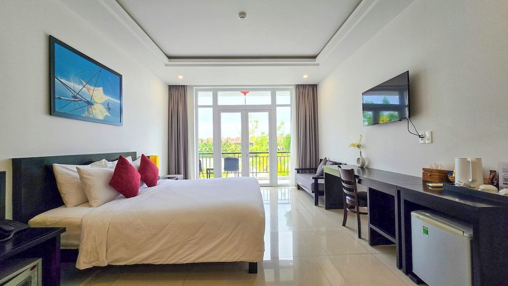 Deluxe Double Room, 1 King Bed, Balcony, River View
