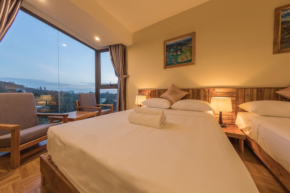 Golden Daisy Hotel Deluxe Triple Room 8