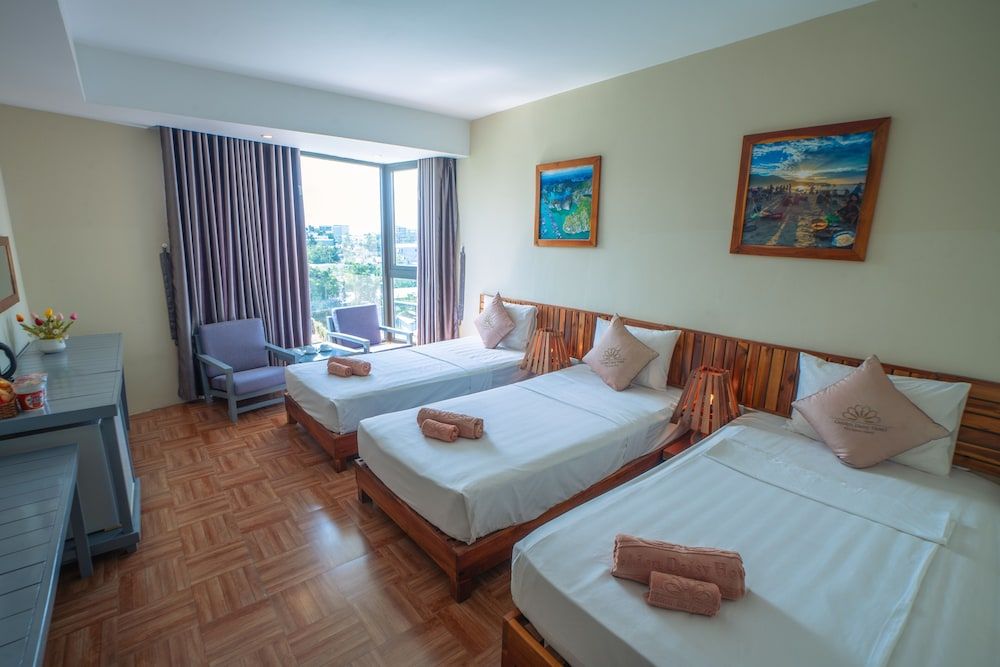 Golden Daisy Hotel Deluxe Triple Room 7