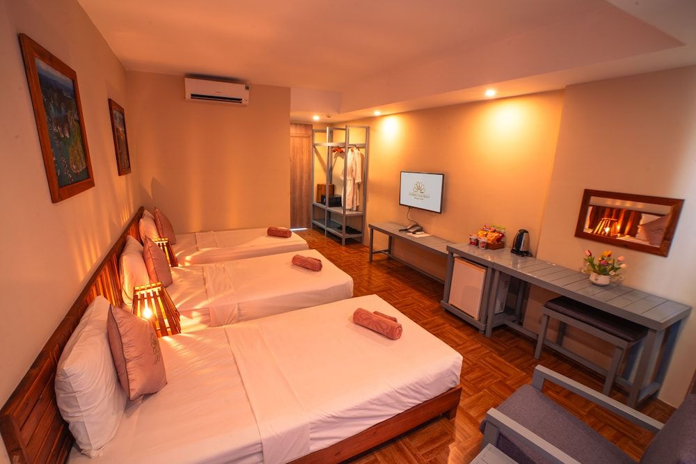 Golden Daisy Hotel Deluxe Triple Room 5