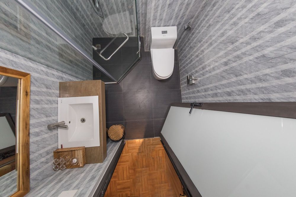 Golden Daisy Hotel Deluxe Triple Room 10