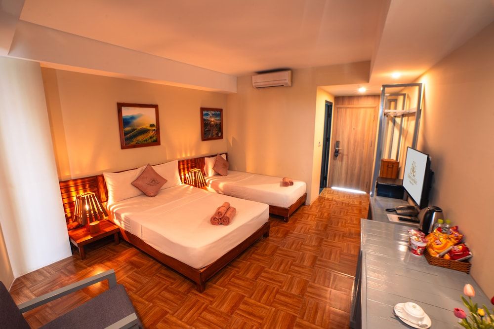 Golden Daisy Hotel Deluxe Triple Room 4