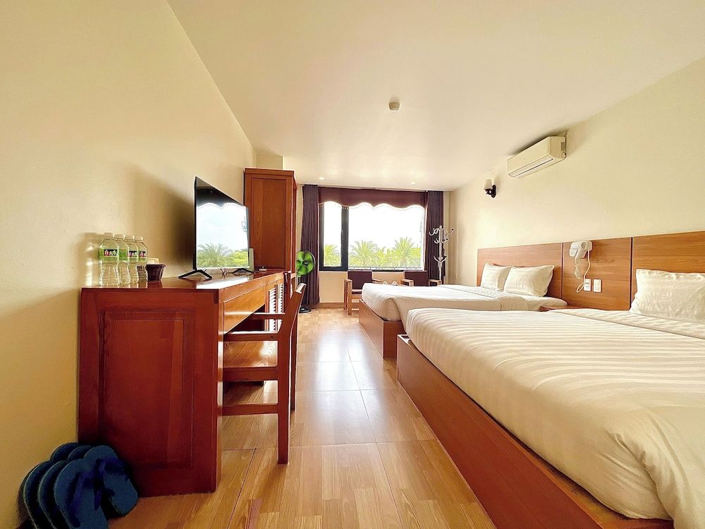 undefined Dragon Airport Hotel 5