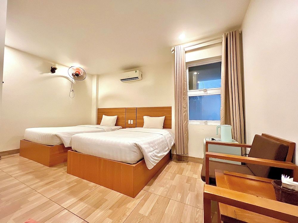 undefined Dragon Airport Hotel 4