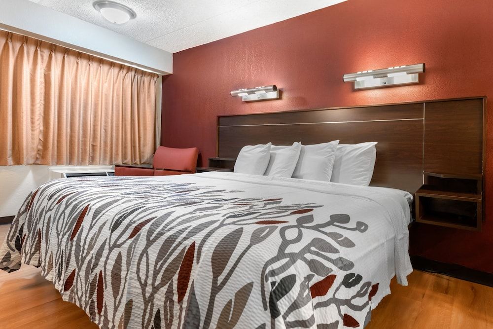 Red Roof Inn Lafayette - Purdue University Superior Room, 1 King Bed, Non Smoking