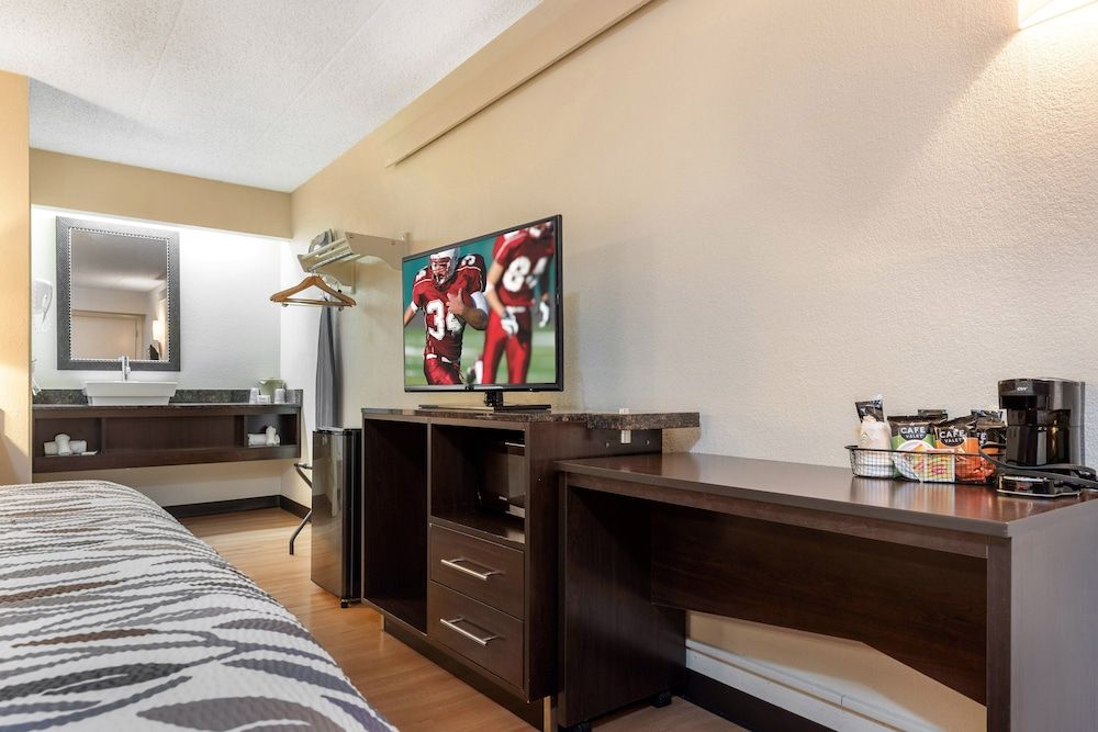 Red Roof Inn Lafayette - Purdue University Superior Room, 1 King Bed, Non Smoking 8