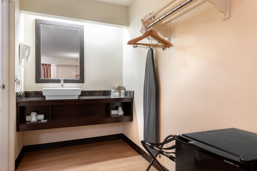 Red Roof Inn Lafayette - Purdue University Superior Room, 1 King Bed, Non Smoking 4