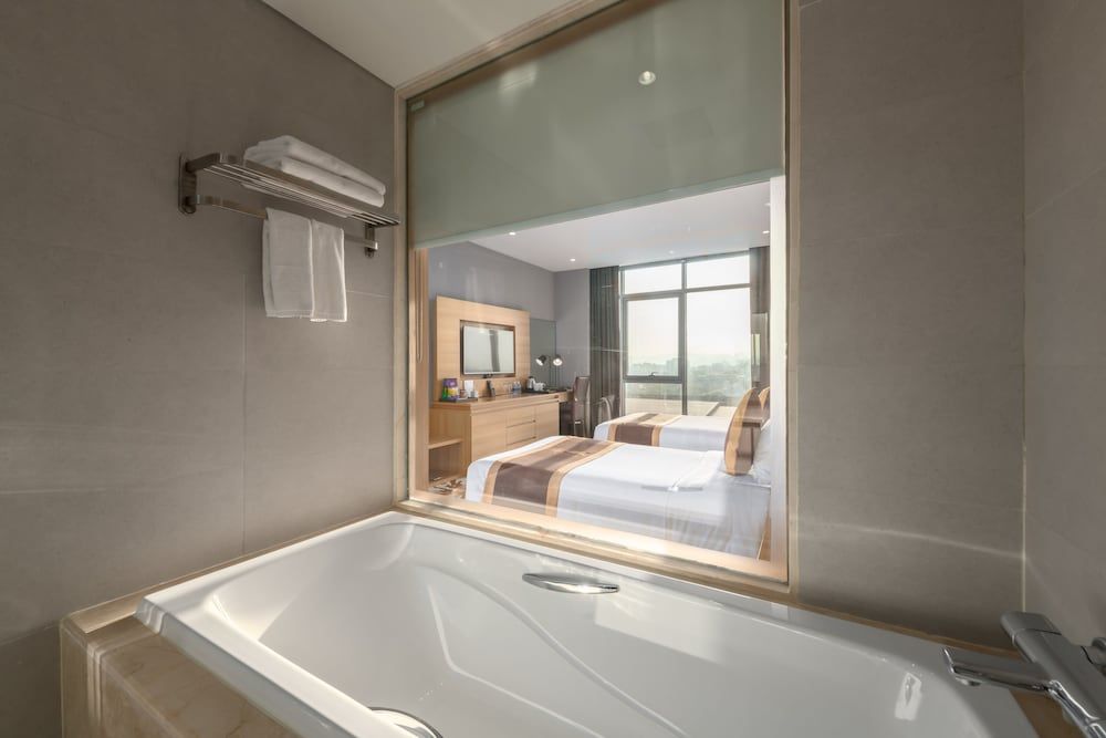 The Reed Hotel Deluxe King 11