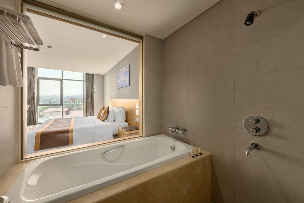 The Reed Hotel Deluxe King 14